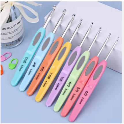 8pcs Set of New Soft Crochet Hooks with Colourful Soft Plastic Handle Knitting Needles Aluminium hooks and Stitches for Needlework